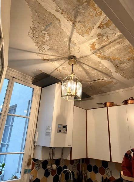 Plafond de cuisine fortement dégradé avant remise en état