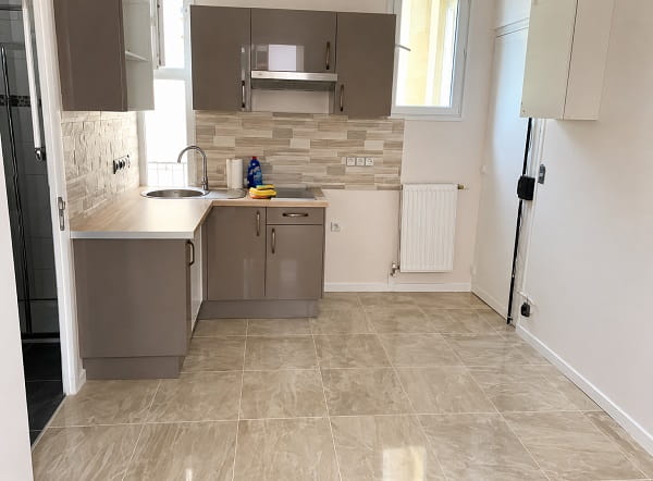 Cuisine après rénovation avec meubles gris et nouvelles finitions