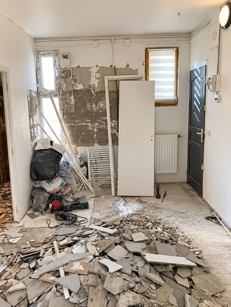 Cuisine avant rénovation avec murs dégradés et anciens revêtements