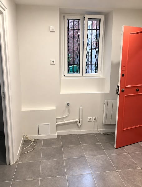 Studio rénové avec kitchenette, carrelage et murs remis en état